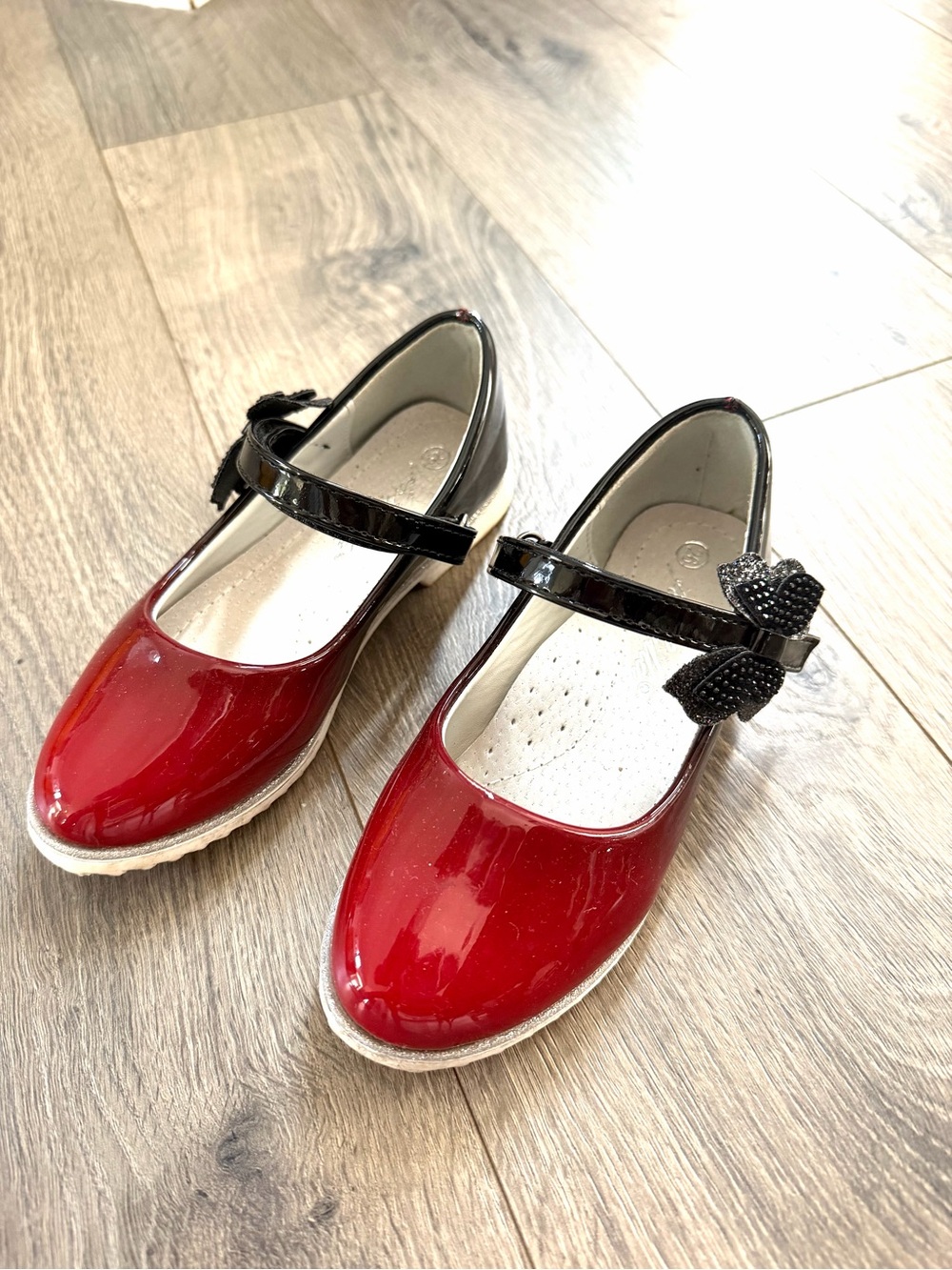 Girls Red Patent Mary Jane Dress Shoes with Black Strap and Bow Accent size EU26